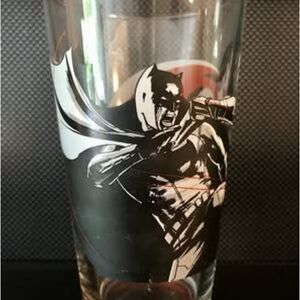BATMAN V SUPERMAN: DAWN OF JUSTICE - Mondo Pint Glass - Designed: Oliver Barrett